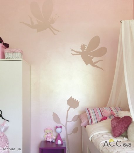 Интерьер детской комнаты оформлен бархатисто-матовой краской и перламутровой лазурью (Фото: ТИККУРИЛА) (декор стен в детской комнате фото)