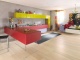 Красная кухня с жёлтыми полочками