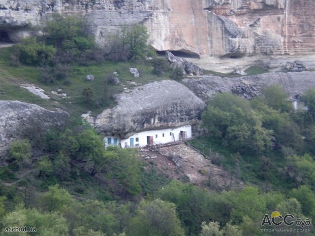 Пещерный город и монастырь в Чуфут-Кале. Украина, Крым (Фото: О. Камоликова)