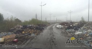 Возле водопроводной станции в Киеве развели свалку