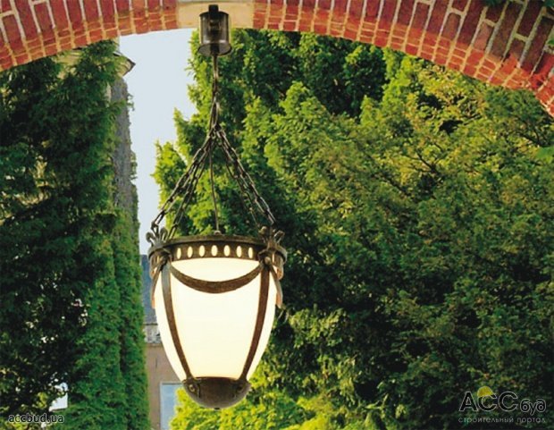 В садово-парковых ансамблях красиво смотрятся кованные садовые фонари с разноцветными стеклышками в решетке, или бронзовые чаши, в которых даже в дождь и ветер пылает настоящий огонь