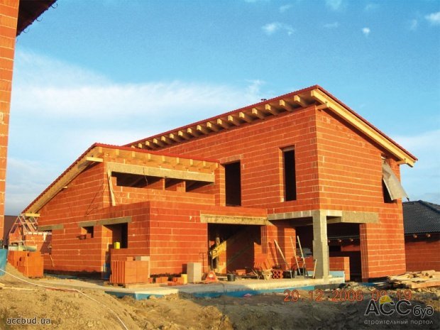 Стройка дома из пустотелых керамических блоков в 1,5–3 раза быстрее, чем из кирпича
