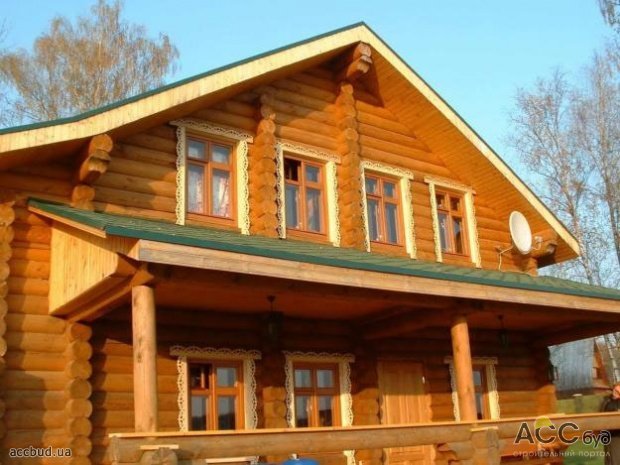 дом с деревянными окнами