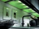Яркая зелёная подсветка для тёмной кухонной мебели