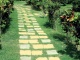 Швы на дорожках из каменных плит, засеянные травой, могут стать «изюминкой» «природного» стиля