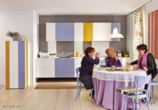 Жёлтый и фиолетовый в оформлении кухни