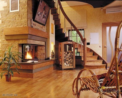 Дом с деревяной лестницей