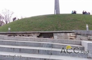 В Киеве разрушается лестница из-за оползня