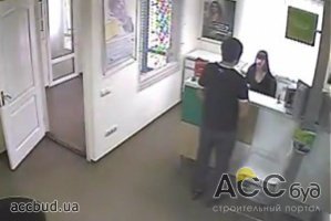 В Крыму мужчина ограбил банк при посетителях. А деньги раздавал на улице!