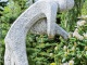 Каменный силуэт, склонившийся к яркой цветочной клумбе… И это фонтан. Такой вариант— яркое подтверждение, что фонтаны без воды отлично поют соло в декоративной симфонии сада.