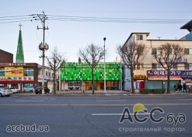 Сворачивающиеся зеленые панели оживляет фасад ресторана Forest House