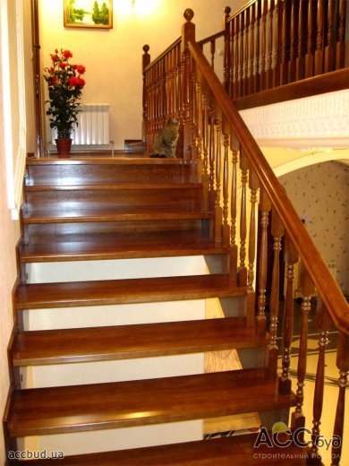 лестница из дерева в доме