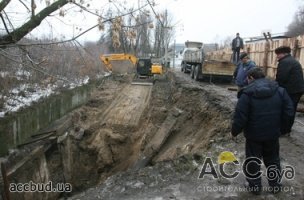 В Киеве взялись за очистку реки Лыбидь