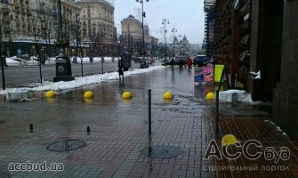 В Киеве продолжают устанавливать на улицах полусферы