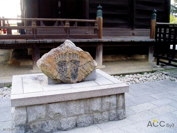 Стопы Будды, запечатленные в камне
