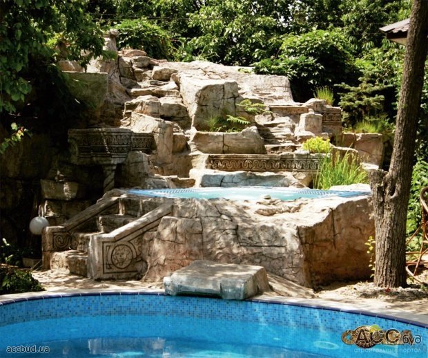 Декор SPA-центра водопадом. В камнях размещены ниши для растений (Фото: ГОРРА)