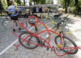 В центре Киева появилось несколько велопарковок