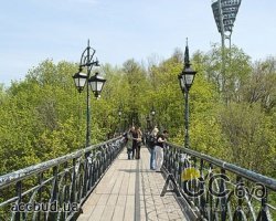 В Киеве открыли реконструированный Мост влюбленным