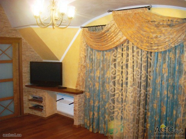 Выбранный стиль подчеркивается текстилем — шторами из натуральных тканей (Фото: А. Ливиненко) (дизайн комнаты дома фото )