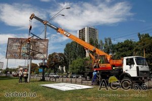 В Киеве уберут треть рекламных конструкций