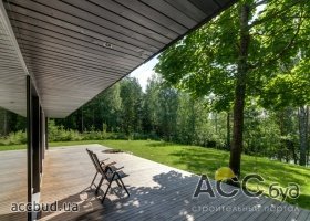 Aketuri Architektai покрыли лесной дом в Литве плитками сланца
