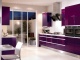Ярко-фиолетовая кухня с зеркальным шкафом