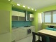 Кухня с ярко-зелёными стенами