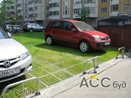 В Харькове строят зеленые парковки