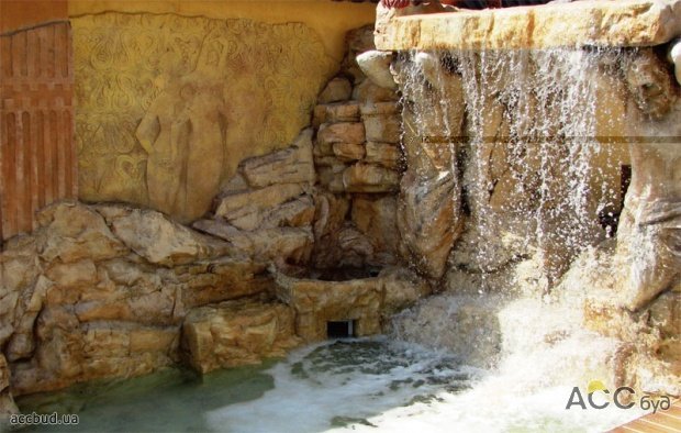 Водопад с барельефом и фреской. Когда посетитель входит во двор, он видит скульптуры и слышит шум воды, а если пройти дальше во двор, взгляду открывается сам водопад (Фото: ГОРРА)