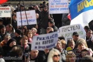 300 митингующих ворвались в здание Житомирского облсовета, в где проходило заседание депутатов!