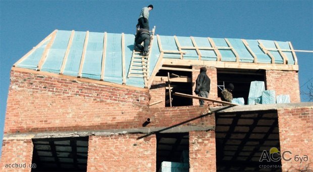 так же и при покрытии утеплителем крыши очень сложно было уговорить строителей проложить его плотно без щелей между отдельными плитами и стропилами.
