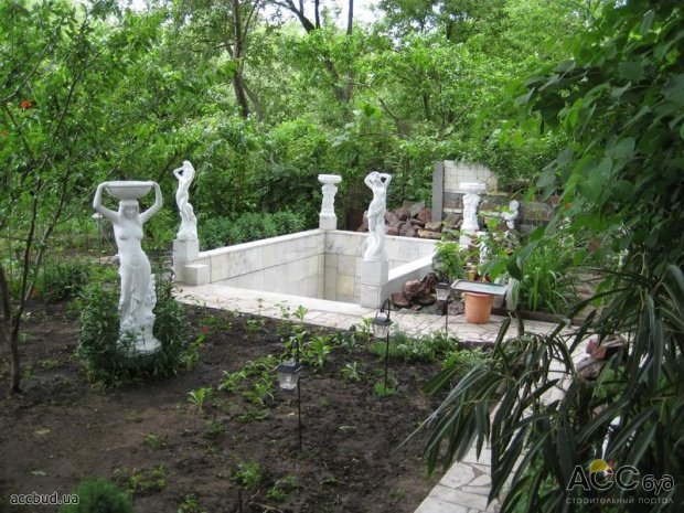 сад со скульптурой