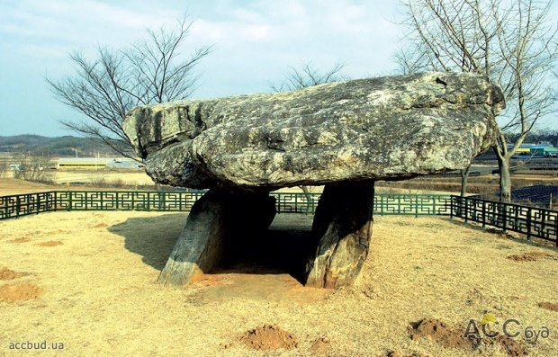 Дольмены — (tol — стол и men — камень) древние мегалитические (то есть сложенные из больших камней или каменных плит) рукотворные сооружения определенной формы (Фото: RU.WIKIPEDIA)