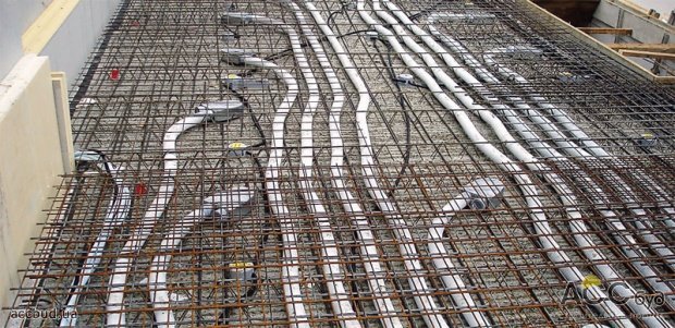 Закладка вентиляционных каналов и армирование перекрытия первого этажа (Фото: Проект Пассивный Дом)