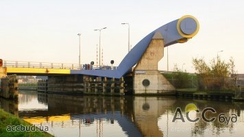 Мост Slauerhoffbrug выкрашен в желто-синие цвета