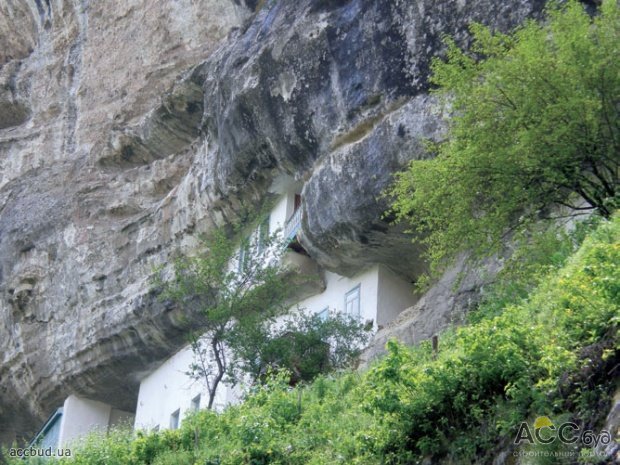 Пещерный город и монастырь в Чуфут-Кале. Украина, Крым (Фото: О. Камоликова)