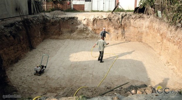1/3 дома находится под землей, для этого был вырыт котлован в 3,5 метра глубиной