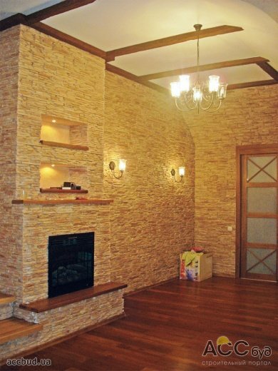 Гостевая комната по желанию хозяев полностью отделана искусственным камнем (Фото: А. Ливиненко) (дизайн гостиной комнаты фото )