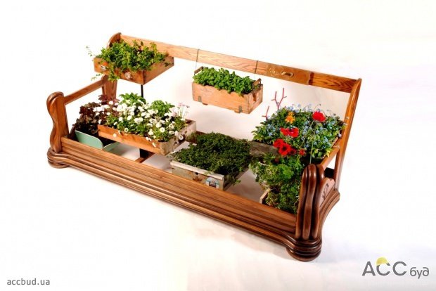 Исходным материалом для создания цветочных контейнеров могут быть разнообразные тумбочки, полочки, шкафчики, диваны и кресла. 
