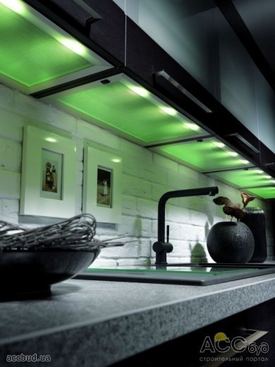 Яркая зелёная подсветка для тёмной кухонной мебели
