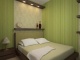 Малогабаритная спальня с салатовыми стенами