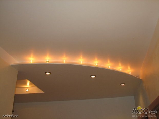 Гипсокартонный потолок с встроиными лампочками