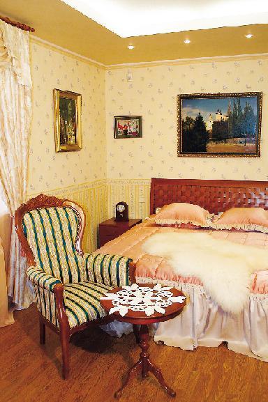 Основная тема декора спальни – европейская деревенская романтика