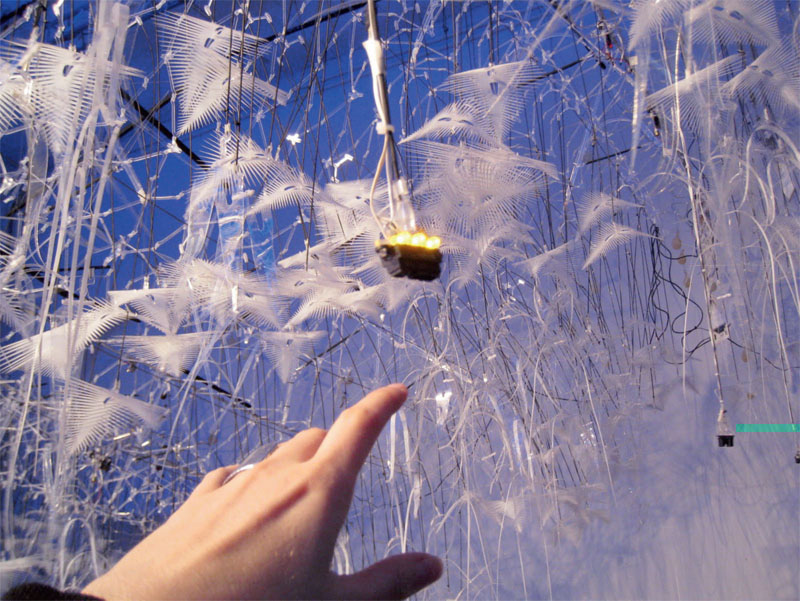 Интерактивная скульптура «Саргассово облако» Филиппа Бисли, объединяет два архитектурных слоя – густой, свисающий с потолка ком нитей и перьев, а также геотекстильную структуру из шелка и бамбукового плетения – которые начинают взаимодействовать в ответ на человеческое поведение (Фото: Aurélie Mossé)