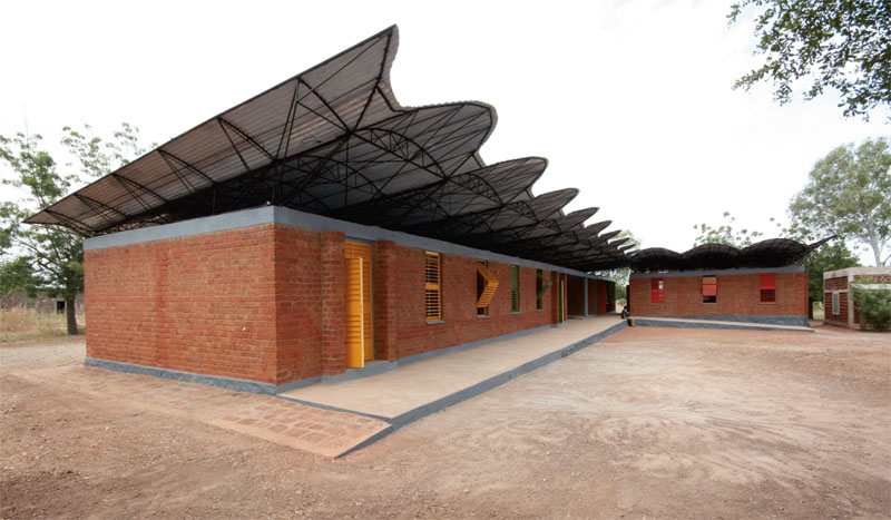 Типовий проект сільських шкіл Буркіна Фасо, розроблений Ф. Кере, з акцентом на використанні місцевих матеріалів і природних технік кондиціювання приміщень, набув широкого розповсюдження по всій країні. Школа для села Дано, 2007 (Фото: Francis Kéré)