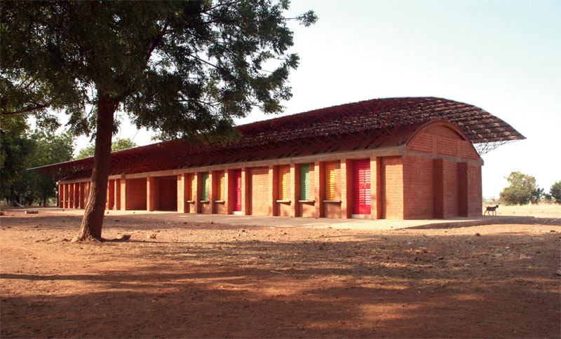 Школа для рідного села Гандо (Буркіна Фасо), проект якої (створений Ф. Кере в 2004 році) отримав премію ім. Ага Хана (Фото: Francis Kéré)