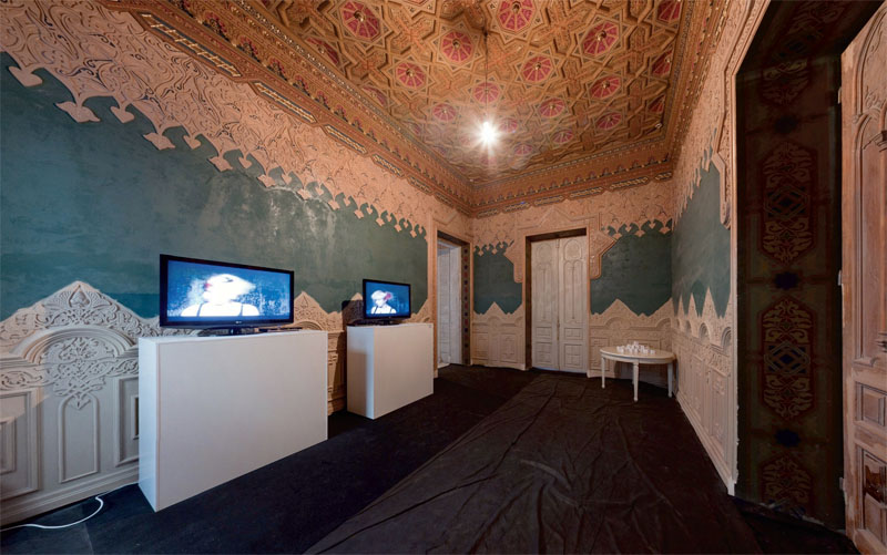 Відео-інсталяція Анатолія Ульянова »Дітта, Глорія, Зайкато» (2010 р.) в »мавританській» залі Шоколадного будинку