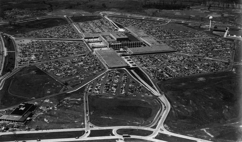 Торговый центр Northland (Саусфилд, Мичиган, 1954 г.) – первый торговый центр В. Грюена, ставший архитектурным каноном проектирования загородного молла на последующие полвека.