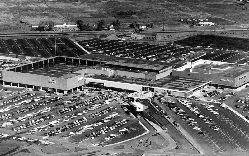 Торговый центр Southdale (Эдина, Миннесота, 1956 г.), задуманный В. Грюеном в качестве идеального общественного пространства — «гостиной для сообщества».