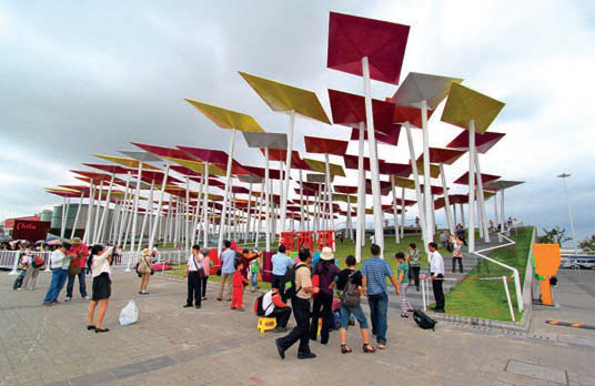 Национальный павильон Мексики, ставший привлекательным общественным пространством для всех посетителей выставки